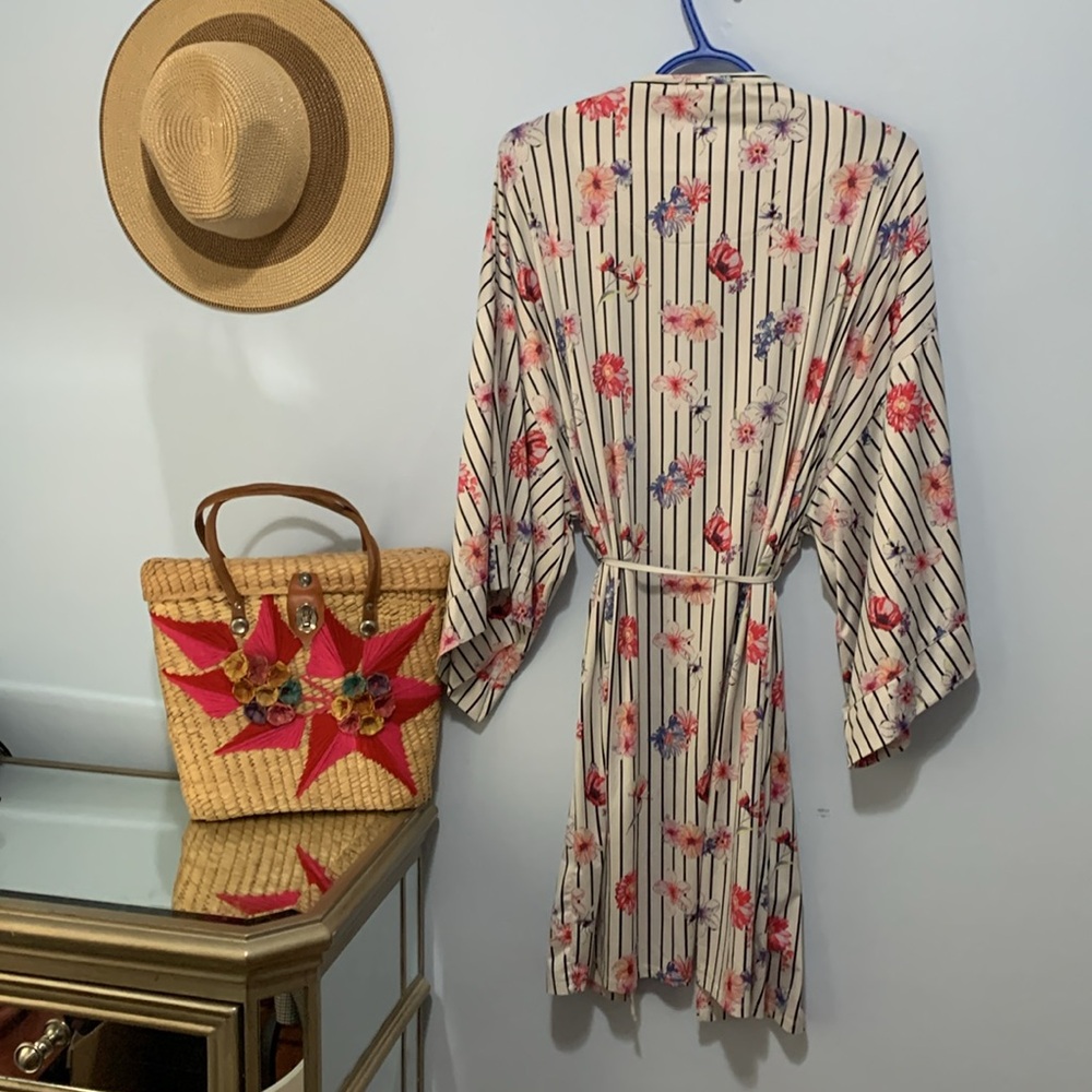 Beautiful floral duster PTP 24 inches - Picture 4 of 5